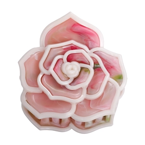 Elegante molletta per capelli a camelia francese con petali con texture marmorizzata