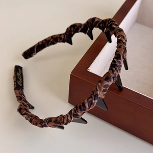 Detailed macro view of vintage leopard print headband with inner non-slip teeth combs