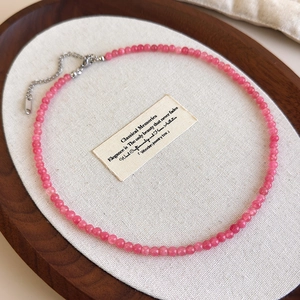 Détail du collier de perles en pierre naturelle rose avec fermoir argenté ajustable