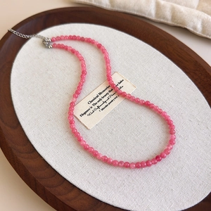 Détail du collier de perles en pierre rose naturelle avec fermoir mousqueton ajustable