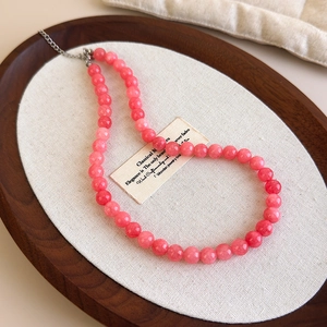 Vue détaillée du collier en perles de pierre naturelle rose avec fermoir argenté