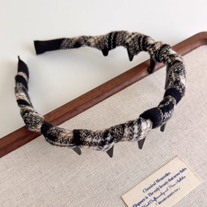 Detail of retro plaid headband featuring anti-slip teeth and thick tweed texture fabric
