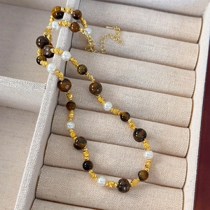Collier style Maillard avec perles d'œil de tigre et perles dans une boîte à bijoux