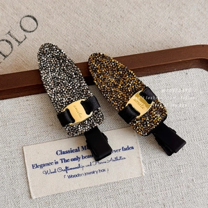 Gros plan de barrettes en strass étincelants avec emblème smile et finition métallique