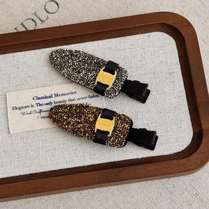 Détails de barrettes en strass de luxe avec boucle smile sur fond de lin blanc