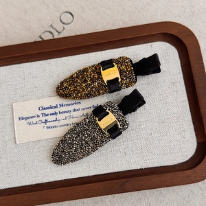 Pinces à cheveux élégantes avec strass et boucles smile en finitions or et argent