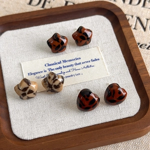 Retro leopard print heart and star stud earring set for women with resin texture