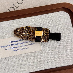 Détails de la barrette à cheveux en strass dorés avec une gravure smile élégante