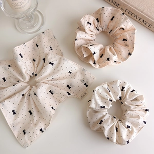 Lot de trois chouchous beiges à pois avec un grand nœud en tissu doux de coton et lin