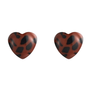 Vintage leopard print heart stud earrings in reddish brown resin with polished finish