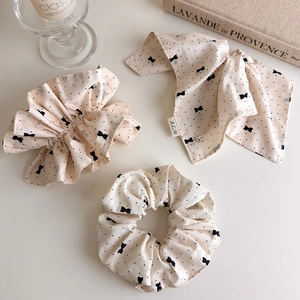 Ensemble de trois chouchous et foulard beige à pois avec motifs de nœuds