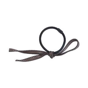 Chouchou en cuir PU marron avec nœud, coutures noires et bande élastique haute