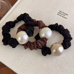 Set di elastici per capelli eleganti con grandi perle e sfere nei toni nero e caffè