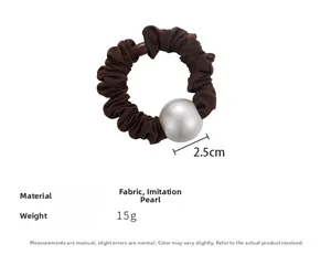 Dettaglio dell'elastico per capelli in tessuto caffè con perla da 2,5cm e design leggero da 15g
