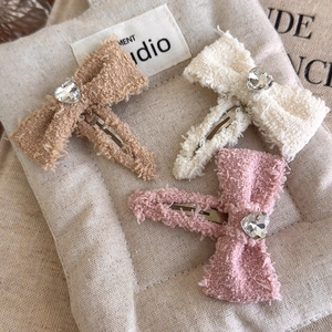 Set di 3 fermagli per capelli a fiocco in peluche con strass a cuore rosa, beige e caffè
