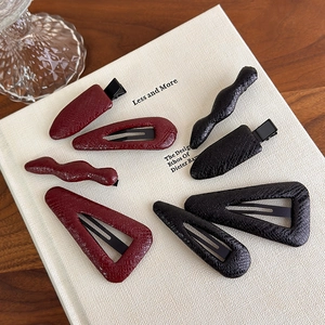 Vintage PU Leather Geometric Hair Clips For Women Red Black Embossed Pattern Wave Teardrop Triangle Duckbill BB Clips Side Pins