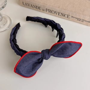 Detail view of navy denim headband with red stitched edges and anti-slip teeth combs