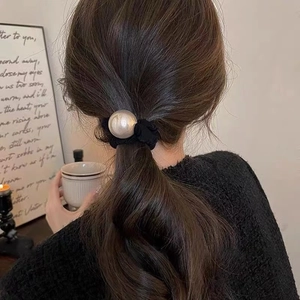 Elegante scrunchie in seta nera con grande perla dorata per lo chignon o la coda di cavallo