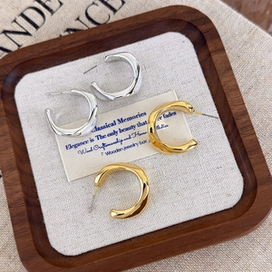 Minimalist irregular C-shaped geometric hoop earrings in polished gold and silver finishes