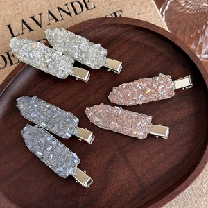 Vue macro détaillée d'un lot de 6 barrettes en cristal avec base métallique scintillante