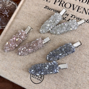 Détails de barrettes argentées avec cristaux étincelants en trois couleurs douces