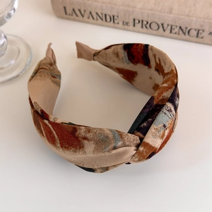 Detail of cross-knot headband with retro oil painting pattern and non-slip lining