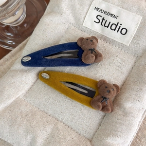 Détail de pinces à cheveux ours floqué avec pendentif Love en métal bleu et jaune