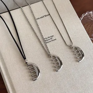 Set de colliers avec pendentif peigne, chaîne serpent argentée et cordon en cuir noir
