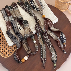 Collier écharpe en tissu cachemire bohème avec perles en bois et cordon de serrage réglable