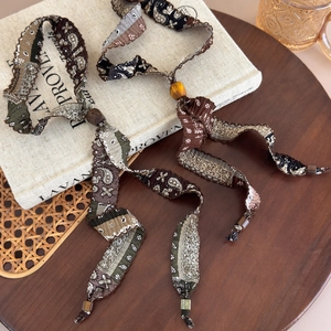 Collier long en tissu cachemire vintage avec perles en bois et style bohème