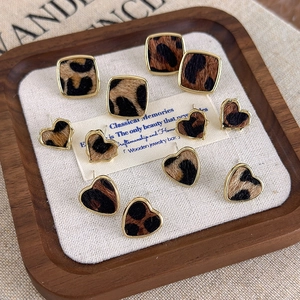 Boucles d'oreilles léopard vintage avec cadre doré, formes carrées et cœurs