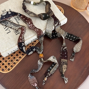 Collier rétro en tissu paisley avec écharpe en soie réglable et détails de perles bois