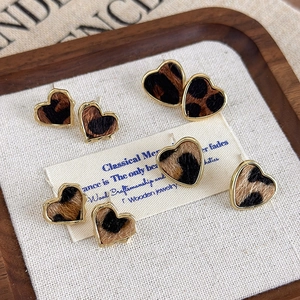 Lot de quatre boucles d'oreilles en forme de cœur avec imprimé léopard doré