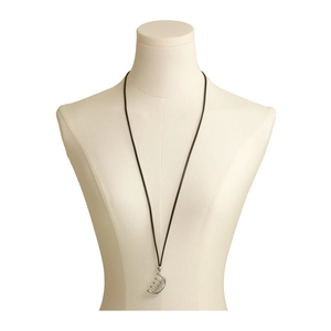 Collier minimaliste avec pendentif peigne argenté et cordon en cuir noir long