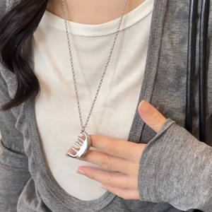 Collier pendentif peigne argenté minimaliste sur mannequin au design géométrique