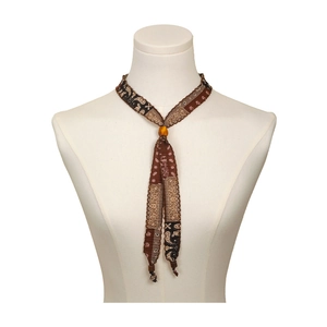 Collier écharpe à motif cachemire avec boucle ambre pour un look bohème vintage