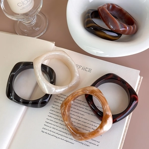 Bracciali oversize in acrilico con motivo marmorizzato francese in resina quadrata irregolare