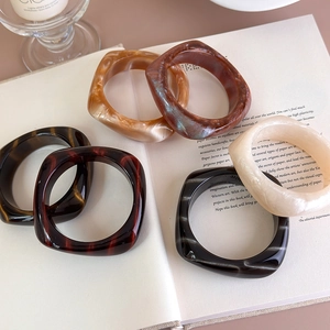 Bracciali quadrati spessi in acrilico con trama marmorea in stile francese vari colori