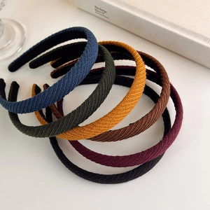 Dettaglio di cerchietti a maglia colorata che mostrano la trama fine e vari colori