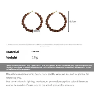 Détail des boucles d'oreilles créoles en cuir plissé marron de 6,5 cm avec mesures