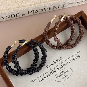 Boucles d'oreilles créoles rétro en cuir plissé noir et marron avec fermoirs dorés chic