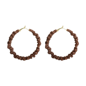 Boucles d'oreilles créoles rétro en cuir plissé marron foncé avec attaches dorées chic