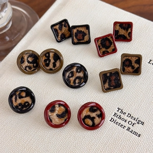 Boucles d'oreilles léopard géométriques rondes et carrées pour un style de mode d'hiver