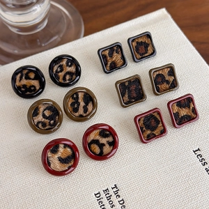 Boucles d'oreilles géométriques imprimé léopard avec clous ronds et carrés en peluche douce