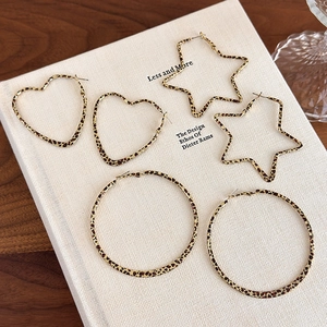 Retro Leopard Herz Stern und Reifen Ohrringe Set für Frauen mit Vintage Ästhetik