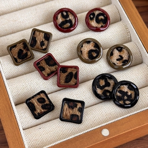 Détails de boucles d'oreilles géométriques léopard de formes rondes et carrées