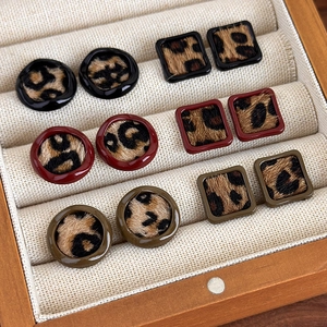 Détail de boucles d'oreilles rétro imprimé léopard avec incrustation en fausse fourrure chic
