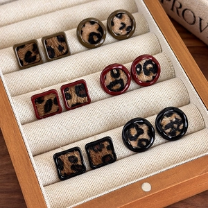 Détail de boucles d'oreilles léopard carrées et rondes avec émail vintage vert et rouge