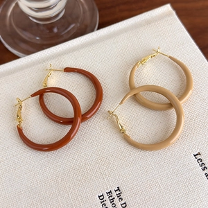 Vintage caramel and beige C-shaped resin hoop earrings with golden metal studs