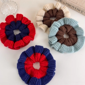 Knitted two-tone patchwork scrunchies with pleated texture for autumn and winter hairstyles
